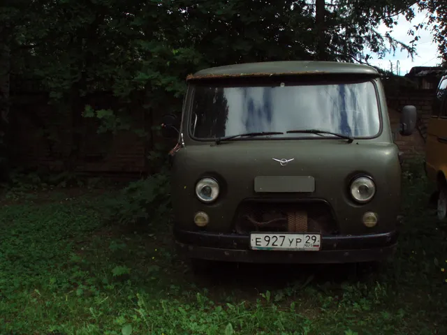 Автомобиль УАЗ-220694-04, год выпуска 2008, цвет кузова - защитный, категория В.