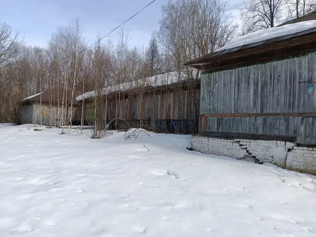 Нежилое здание с прилегающим земельным участком