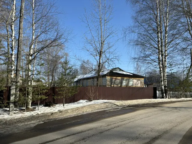 Нежилое здание,  общей площадью 426 кв.м, расположенное по адресу: Архангельская область, Устьянский муниципальный округ, рп. Октябрьский, ул. Магистральная, дом 11, кадастровый номер 29:18:100104:99; земельный участок, местоположение: Архангельская область, Устьянский муниципальный округ, рп. Октябрьский, ул. Магистральная, дом 11, площадь 6283 кв.м, категория земель: земли населенных пунктов, вид разрешенного использования: для размещения дошкольного и младшего школьного образовательного у