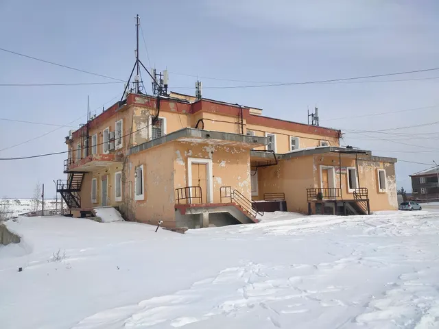 Нежилое здание с прилегающим земельным участком