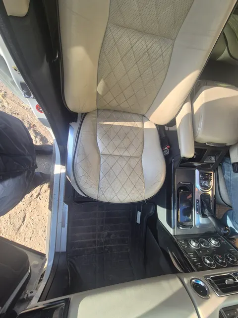 Легковой автомобиль марки LAND ROVER модель RANGE ROVER, 2010 г.в., г/н В444ЕМ75, VIN: SALLMAME4BA336881, номер кузова (прицепа): SALLMAME4BA336881, цвет белый. На кузове имеются незначительные царапины и сколы, на обивке сидений имеются незначительные повреждения, царапины на левой фаре
