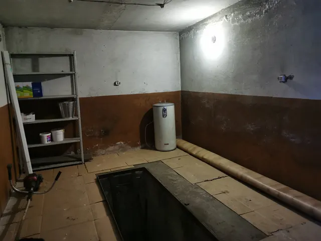Земельный участок общей площадью 146 кв.м, с кадастровым номером 42:11:0116022:6, с расположенным на нем объектом недвижимого имущества – гаражом общей площадью 24,4 кв.м., с кадастровым номером 42:11:0116022:330, по адресу: Кемеровская область, Промышленновский район, р.п.Промышленная, ул.Островского, в районе дома № 29.