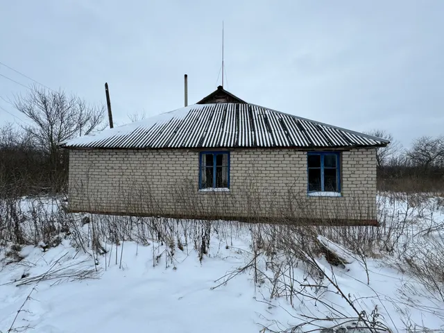 Здание 97 кв.м и земельный участок 415 кв.м по адресу: Курская область, Советский район, Советский сельсовет, с. Петрово-Карцево, д. 82