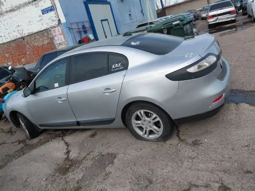 Автомобиль марки RENAULT FLUENCE (292)