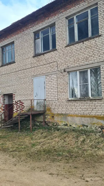 Лот № 4 (вторичные). Нежилое помещение площадью 30,4 кв. м, кадастровый номер 60:06:0031001:283. Местоположение: Псковская обл., Красногородский р-н, СП «Партизанская волость», д. Ильинское, ул. Центральная, д. 10, пом. 1009. Задолженность по взносам за капитальный ремонт на 24.06.2026 составляет 10357,01 руб. Основание для реализации на торгах - постановление о передаче арестованного имущества на торги. Должник (собственник) – ООО «Кулинар»