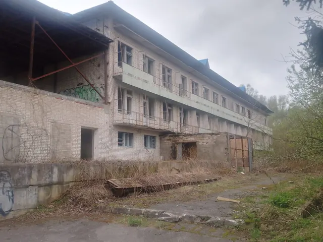 Недвижимое имущество по адресу: Тульская область, Алексинский район, поселок Новогуровский, улица Спортивная, д.16,в составе: нежилое здание,пл.2909,3кв.м,К№71:01:020306:767;гараж,пл.18,20кв.м.,К№71:01:020306:741,гараж,пл.18,20кв.м.,К№71:01:020306:740;гараж,пл.18,20кв.м.,К№71:01:020306:739;гараж,пл.38,5кв.м.,К№71:01:020306:729;мехмстерская,пл.75кв.м.,К№71:01:020306:732;зем.уч., кат.земель: земли населенных пунктов, разр.исп. для произв. деятельности здравницы, пл.65 234кв.м.,К№71:01:020306:6