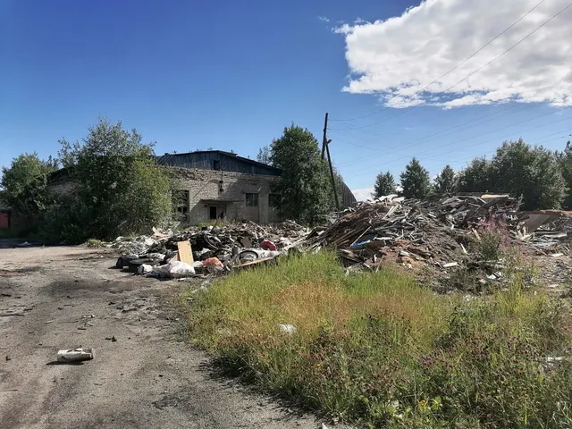 Комплекс зданий (производственное здание и ангар) с земельным участком