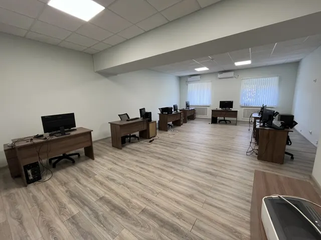 Часть нежилого помещения с кадастровым номером: 15:09:0030802:1808, общей площадью 576,3 кв. м., а именно кабинет № 412 общей площадью 52,0 кв. м., расположенный на четвертом этаже здания, находящегося по адресу: Республика Северная Осетия - Алания, г. Владикавказ, проспект Доватора, д 12.