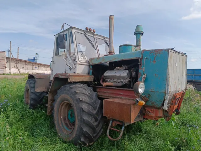 Трактор Т-150К, 1986 г.в., г/н 0023МХ12, бело-зеленого цвета, кузов покрыт ржавчиной, в рабочем состоянии