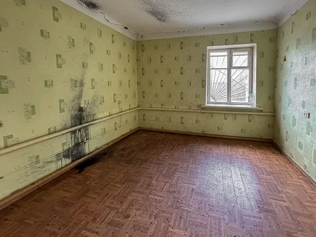 1) Земельный участок,  площадь 506 кв.м., кадастровый номер: 48:20:0021710:66, местоположение установлено относительно ориентира, расположенного в границах участка. Почтовый адрес ориентира: Липецкая область, г. Липецк, с. Желтые Пески, ул. Космонавтов, д.11а; 2) Здание, назначение: нежилое, площадь 79,4 кв. м.,  расположенное по адресу: Липецкая область, г. Липецк, ул. Космонавтов (Желтые Пески), д.11а