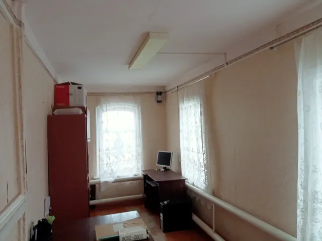 Нежилое здание с земельным участком