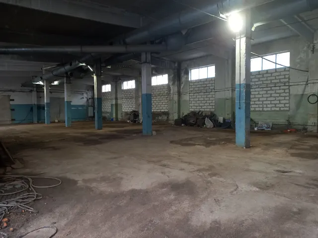 Нежилое помещение с кадастровым номером 37:28:030406:167, площадью 1281.5 кв.м., расположенное по адресу: Ивановская область, г. Шуя, ул. Спортивная, д. 1А
