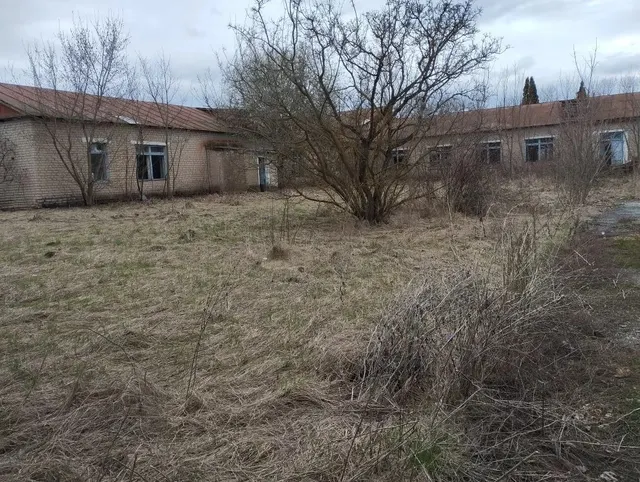 Земельный участок площадью 22 575 +/- 107 кв.м., кад.№: 48:14:1560105:12; административное здание 912,9 кв.м., здание котельной 116,4 кв.м., сооружение (уборная) 25,6 кв.м. по адресу: Липецкая обл, р-н Становлянский, с/п Михайловский сельсовет, с. Семенек, ул. Юрикова, д. 23