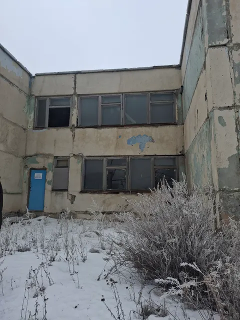 Нежилое здание школы, расположенное по адресу: Саратовская область, Марксовский р-н, с. Яблоня, ул. Центральная, д. 15,  общей  площадью  2416,3 кв. м,  кадастровый  номер 64:20:041101:323; -  земельный участок, расположенный по адресу: Саратовская  область, р-н Марксовский, с. Яблоня, ул. Центральная, д. 15, общей площадью 9580 кв. м, категория земель: земли населенных пунктов, вид разрешенного использования: обслуживание жилой застройки, кадастровый номер 64:20:041101:117.