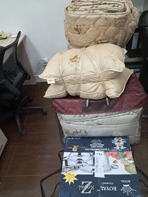 1. Комплект: одеяло, наматрасник и две подушки 50 х 70 см; 2. Постельное белье: простыня, пододеяльник и две наволочки; 3. Набор посуды «Royal Germany»; 4. Комплект: одеяло, наматрасник и две подушки 50 х70 см; 5. Одеяло марки «La Vantelle Premium textile», две подушки 50 х70 марки «La Vantelle Premium textile», наматрасник марки «La Vantelle», ортопедическая подушка  47х75 см., одеяло и простынь, две подушки 50х70см, одеяло и простыть, две подушки 50х70 см., шуба черного цвета.
