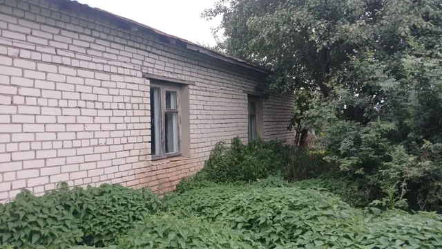 Здание, кадастровый номер 21:26:010116:82, назначение: нежилое, количество этажей: 1, в том числе подземных: 0, общей площадью 52,2 кв.м., местоположение: Российская Федерация, Чувашская Республика - Чувашия, м.о. Янтиковский, с. Яншихово-Норваши, ул. Московская, д. 49а, с земельным участком с кадастровым номером 21:26:010116:205, площадью 613 кв.м.