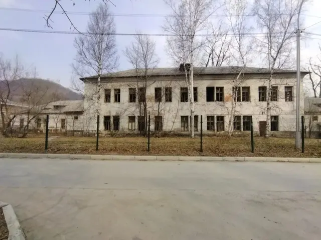 нежилое здание площадью 1492,0 кв.м. с земельным участком площадью 4878,0 кв.м.