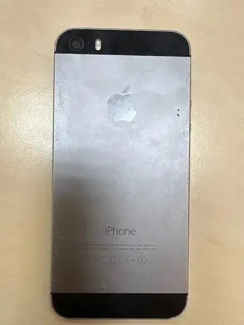 Мобильный телефон марки «iPhone». 1 шт
