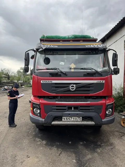 Грузовой самосвал VOLVO; 2012 г.в., г/н К647ТО75, цвет красный, VIN: X9PJSG0D1CW107541, Номер шасси (рамы): X9PJSG0D1CW107541, номер кузова (прицепа): X9PJSG0D1CW107541.  ПТС отсутствует. ТС на кузове имеет трещины, сколы, следы ржавчины