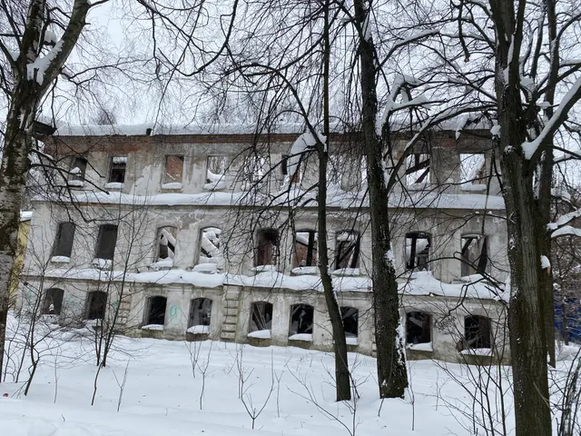 Изъятый на основании решения суда
объект культурного наследия местного (муниципального) значения «Дом жилой для рабочих Романовской льняной мануфактуры», 1897 г., расположенный по адресу: Ярославская область, г. Тутаев, ул. Волжская Набережная, д.136, с земельным участком с кадастровым номером 76:21:010103:8
