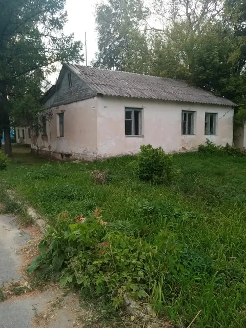 земельный участок площадью 1128 кв.м. с кадастровым номером 48:09:0630207:5 (РНФИ П11490001915) с расположенными на нем объектами недвижимого имущества: баклаборатория с кадастровым номером 48:09:0000000:587 (РНФИ П12490000777), административное здание с кадастровым номером 48:09:0000000:586 (РНФИ П12490004417), гараж с кадастровым номером 48:09:0000000:583 (РНФИ П12490004418), по адресу: Местоположение установлено относительно ориентира, расположенного в границах участка. Почтовый адрес ориенти