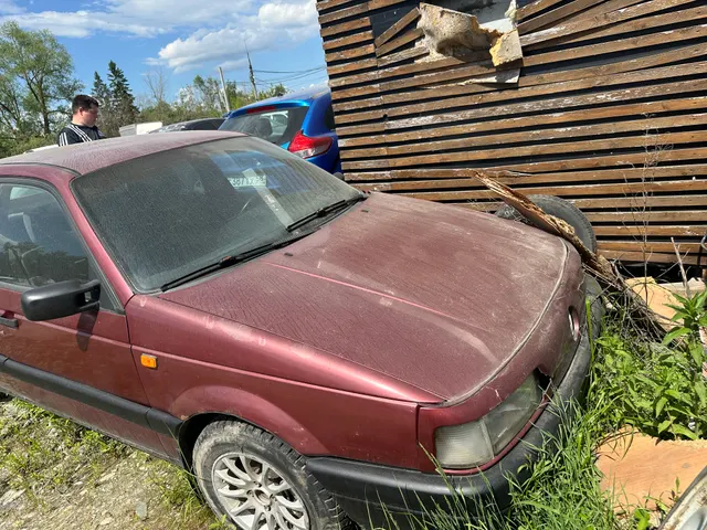 Единый лот. Автомобиль марки Volkswagen Passat СС, г/н С454ВС58, VIN WVWZZZ3CZDE543940, 2012 г/в (58-005094-1) Автомобиль Volkswagen Passat vin WVWZZZ31ZKB121877 1989 г.в. красного цвета, государственный регистрационный знак М150УХ58 (58-005095-1).