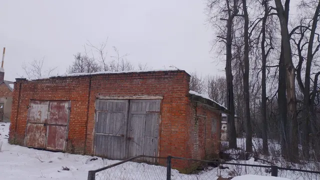 Земельный участок площадью 101 кв.м с кадастровым номером 67:15:0320142:148, с расположенным на нем объектом недвижимого имущества — гараж с кадастровым номером 67:15:0320142:147, по адресу: Смоленская область, муниципальный район Рославльский, городское поселение Рославльское, город Рославль, улица Низинская, дом 60-а
