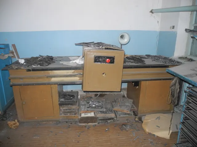 Нежилое помещение площадью 158,9 кв.м, кадастровый номер 31:21:0703004:104 (РНФИ П13330004090), расположенное по адресу: Белгородская область, Красногвардейский район, г. Бирюч, ул. Ольминского, д.3 (лит.Б); и иное движимое имущество, первоначальная стоимость единицы которого меньше 500 тыс. рублей (станки для печати газет 4 шт.) (РНФИ П25330000042)