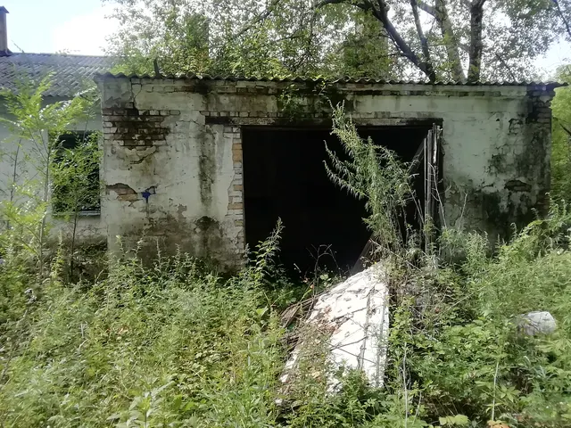 Нежилое здание(гараж), общей площадью – 27 кв. м, расположенное по адресу: Российская Федерация, Амурская область, м.о. Бурейский, пгт. Бурея,  ул.50 лет Амурского Комсомола, д.46. Кадастровый номер 28:11:010838:43
