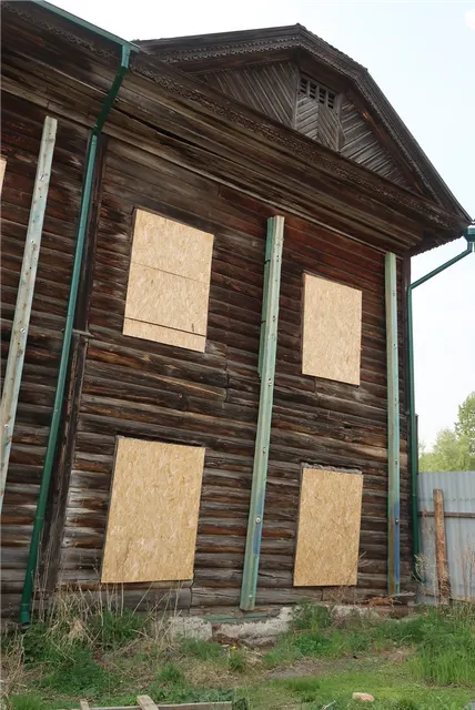 нежилое здание, наименование: нежилое здание, назначение: нежилое, количество этажей: 2, в том числе подземных 0, площадь 372,3 кв.м., кадастровый номер: 72:24:0602004:321, местоположение: Тюменская область, г. Тобольск, ул. Пушкина, 18а (в составе объекта учитывается движимое имущество - временное ограждение МКД). Объект культурного наследия, находящийся в неудовлетворительном состоянии.