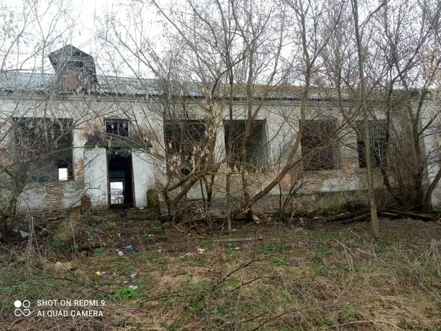 Здание 463,6 кв.м и земельный участок 6030 кв.м, расположенные по адресу: Курская область, м.р-н Пристенский, с.п. Бобрышевский сельсовет, с. Бобрышево, ул. Плант, двлд. 129