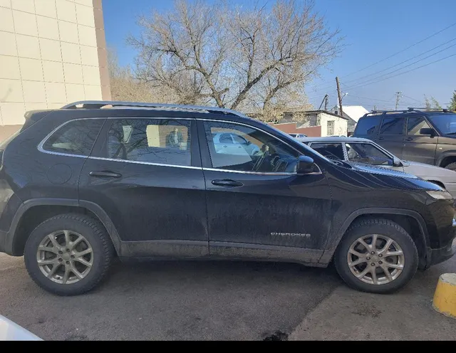 Легковой автомобиль Jeep Cherokee, 2014 г.в., г/н О670РС790, VIN 1C4PJMCB4EW316067, черного цвета, в рабочем состоянии, без повреждений, на дверях незначительные следы коррозии, задний кардан требует ремонта, в залоге, должник Карпенко П.П., (Поручение ТУ Росимущества в РО от 25.08.2026 № 61-1334-У). Адрес (местоположение): Ростовская область, п. Веселый, ул. Почтовая, д. 140.