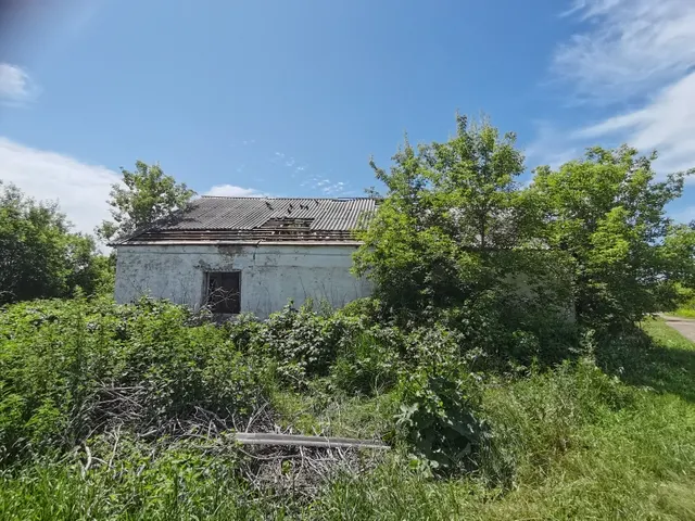 Земельный участок общей площадью 275 кв.м. с кадастровым номером 74:11:0306002:574,          с расположенным на нем нежилым зданием - склад материальный общей площадью 126,4 кв.м., с кадастровым номером 74:11:0306002:102, по адресу: Челябинская область, Кизильский район, п. Зингейский, 80 м на юго-запад от нежилого здания № 4 по ул. Береговой