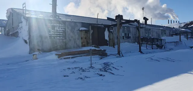 Земельные участки, кадастровые номера 14:06:090001:32, 14:06:090001:33, РФНИ П11140036589 от 24.08.2023 г., П11140036593 от 24.08.2023 г., общей площадью 1778 кв. м., с расположенным на них объектом недвижимого имущества – Склад металлический (АркпМП), кадастровый номер 14:06:090001:3045, РНФИ П12140001847 от 18.01.20218 г., общей площадью 675,00 кв. м, по адресу: Республика Саха (Якутия), у. Булунский, пгт Тикси 1-й, ул. Морская 6