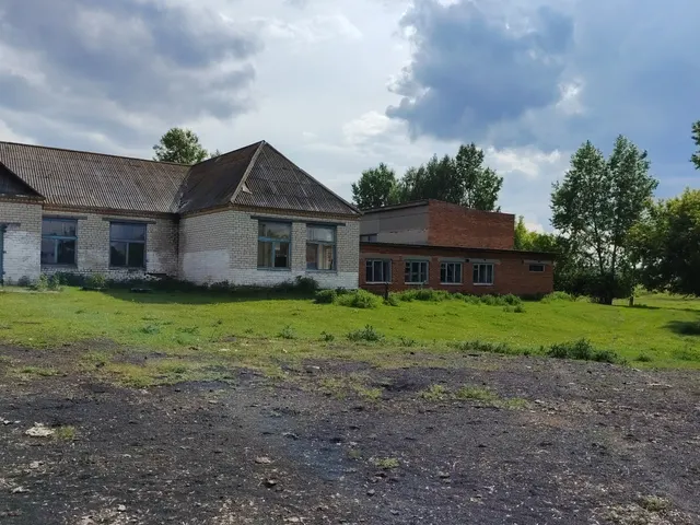 Здание школы, назначение: нежилое, площадью 796,9 кв.м., кадастровый номер 45:07:033702:276, по адресу: Курганская область, Катайский район, с. Лобаново, ул. Школьная, 14; здание котельной, назначение нежилое, площадью 23,5 кв.м., кадастровый номер 45:07:033702:277, по адресу: Курганская обл., муниципальный округ Катайский, с. Лобаново, ул. Школьная, д. 14а, одновременно с земельными участками: кадастровый номер 45:07:033702:84 и 45:07:033702:301