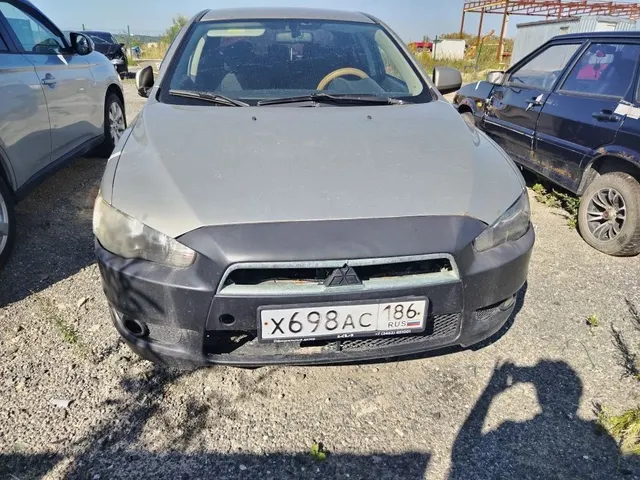 Автомобиль Митсубиси Лансер, г.р.з. В 698 АХ 186. ТС обременено ЗАЛОГОМ. По общему правилу при переходе права собственности залог сохраняется в соответствии со ст. 353 ГК РФ; приобретатель имущества приобретает права и несет обязанности залогодателя. Риски, связанные с сохранением залога и возможностью обращения взыскания на предмет залога, несет приобретатель. ТС имеет ограничения ФССП на регистрационные действия (ключи и документы отсутствуют, техническое состояние не проверялось)
