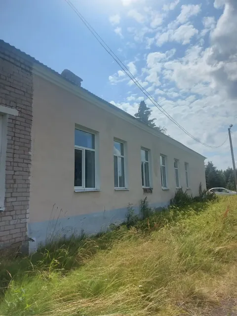Нежилое здание, площадь 548,8 кв.м; земельный участок, площадь 12824 кв.м, расположенное по адресу:  Новгородская область, м.о. Шимский, д. Менюша, д. 33