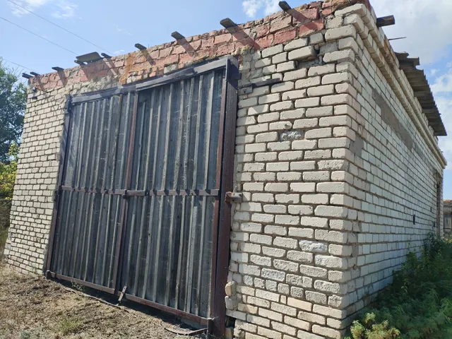 Нежилое здание с земельным участком