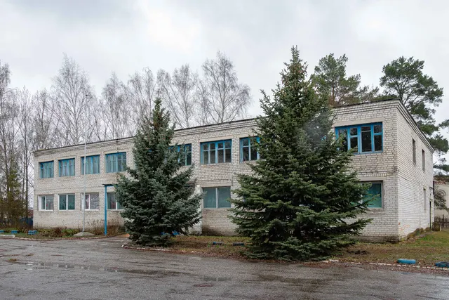 Имущественный комплекс в составе которого 9 объектов недвижимости и земельный участок 13 303 кв.м., расположенный по адресу: Липецкая область, р-н. Усманский, с. Излегоще, ул. Центральная, д. 66
