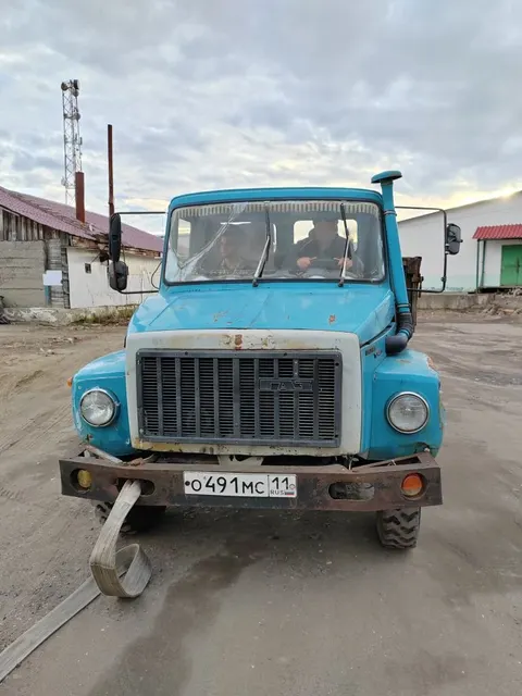 Автомобиль ГАЗ-САЗ 35071, г.в. 1996, VIN: XTH330900T0787163, г/н: О491МС11, Документы: Нет, Ключи: Нет, Примечание: В ходе внешнего осмотра установлено наличие колес, запасное колесо, кузов бортовой, кабина, фары, заднее стекло в кабине разбито, лобовое стекло в кабине имеет трещины. В кабине имеются сидения, руль, педали. АС ПИБИ: 11-009067-1
