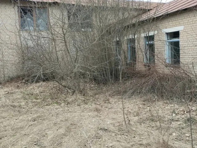 Земельный участок площадью 22 575 +/- 107 кв.м., кад.№: 48:14:1560105:12; административное здание 912,9 кв.м., здание котельной 116,4 кв.м., сооружение (уборная) 25,6 кв.м. по адресу: Липецкая обл, р-н Становлянский, с/п Михайловский сельсовет, с. Семенек, ул. Юрикова, д. 23