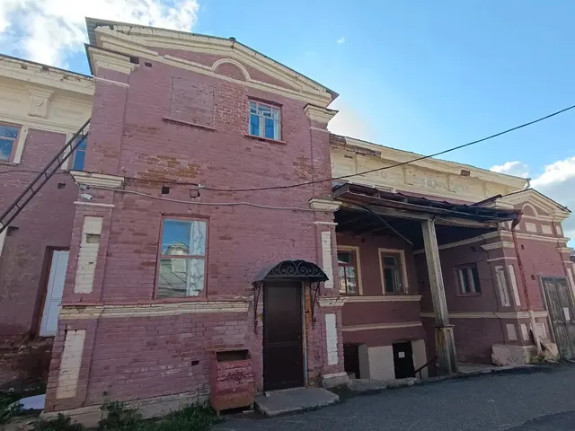 Нежилое здание, являющееся объектом культурного наследия регионального значения (номер в реестре 161711058180035) , расположенное по адресу: Республика Татарстан, Елабужский муниципальный район,  г.Елабуга, ул. Гассара, д. 6