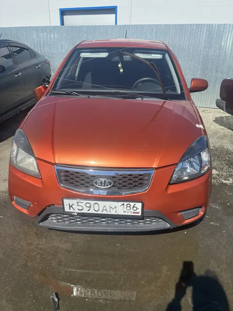 Транспортное средство марки "KIA DE (JB/RIO)", г/з К590АМ186, VIN-XWEDH511AB0006008, 2010 г.в., оранжевого цвета.ТС обременено ЗАЛОГОМ. По общему правилу при переходе права собственности залог сохраняется в соответствии со ст. 353 ГК РФ; приобретатель имущества приобретает права и несет обязанности залогодателя. Риски, связанные с сохранением залога и возможностью обращения взыскания на предмет залога, несет приобретатель. ТС имеет ограничения ФССП на рег. дей-я (ключи и документы отсутствуют)