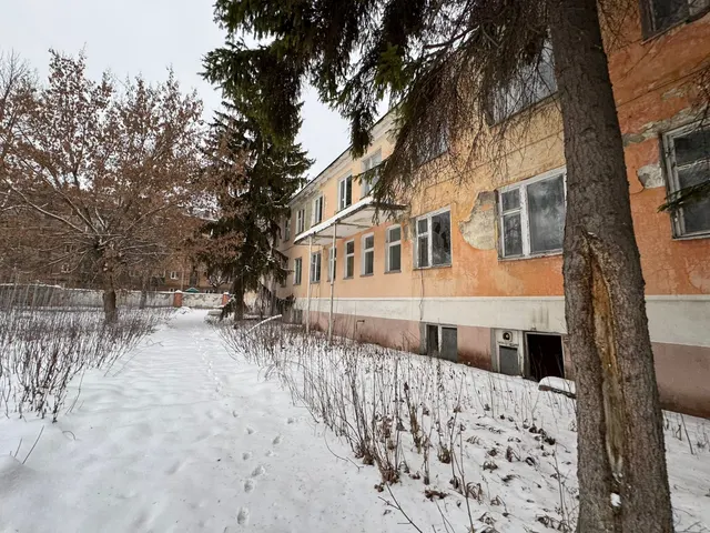 Нежилые здания общей площадью 1586,9 кв. м, назначение: нежилое, наименование: нежилое здание, кадастровый номер 58:29:2013001:232; наименование: сарай, кадастровый номер 58:29:2013001:1035, сооружение протяженностью 292 кв. м, назначение: сооружение коммунального хозяйства, наименование: ограждение, кадастровый номер 58:29:2013001:1034; сооружение протяженностью 20 м, назначение: сооружение коммунального хозяйства, наименование: трубопровод ГВС, кадастровый номер 58:29:2013001:1036 с земельным