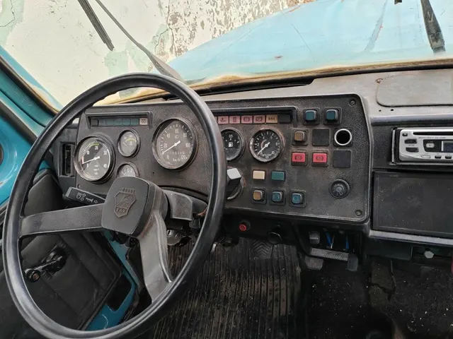 Автомобиль ГАЗ-САЗ 35071, г.в. 1996, VIN: XTH330900T0787163, г/н: О491МС11, Документы: Нет, Ключи: Нет, Примечание: В ходе внешнего осмотра установлено наличие колес, запасное колесо, кузов бортовой, кабина, фары, заднее стекло в кабине разбито, лобовое стекло в кабине имеет трещины. В кабине имеются сидения, руль, педали. АС ПИБИ: 11-009067-1