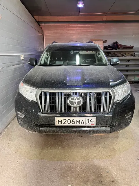 Toyota Land Cruiser Prado 2010 г.в., г/н М206МА14, цвет темно-серый, VIN JTEBU3FJ80K023928, по кузову мелкие царапины. Местонахождение: РС(Я). Собственник ГУП "Жилищно-коммунальное хозяйство РС(Я)".