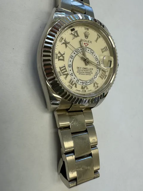 Наручные часы «Rolex Sky-Dweller ref. 326939» (на часах указан идентификационный номер «С145Y884») корпус: круглый, из металла серебристого цвета, браслет из металла серебристого цвета с замком. На замке штампованная надпись «ROLEX», «GENEVA», «SWISS MADE», б/у.