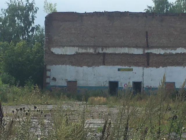 административно –бытовое здание, общей площадью 536,8 кв.м., кадастровый номер 13:11:0101012:305 по адресу: Республика Мордовия, Кадошкинский  район, р.п.Кадошкино, ул.Октябрьская, д.23, с земельным участком площадью 627 кв.м., кадастровый номер 13:11:0101012:559.