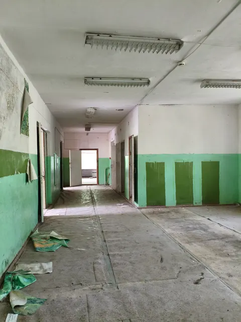 Лот № 1 - Здание школы, площадь 1208,5 кв.м, кадастровый номер 43:07:110601:441, год ввода в эксплуатацию 1990, назначение: нежилое здание, по адресу: Кировская область,  Вятскополянский район,  д. Ямышка,  улица Новая, д. 10а, земельный участок, площадь 6546 кв.м, кадастровый номер 43:07:110601:661, категория земель: земли населенных пунктов, по адресу: Российская Федерация, Кировская область,  муниципальный район Вятскополянский, деревня Ямышка,  улица Новая, земельный участок 10а