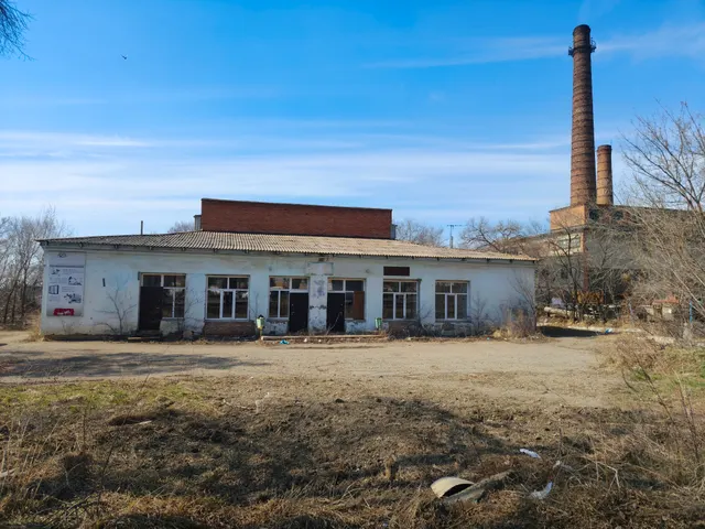 Нежилое здание с земельным участком